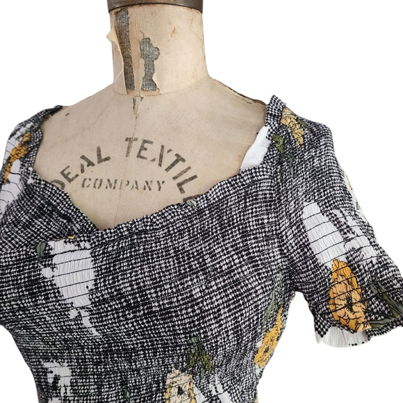 ASTR The Label Floral Smocked Short Sleeve Top M - Picture 3 of 5